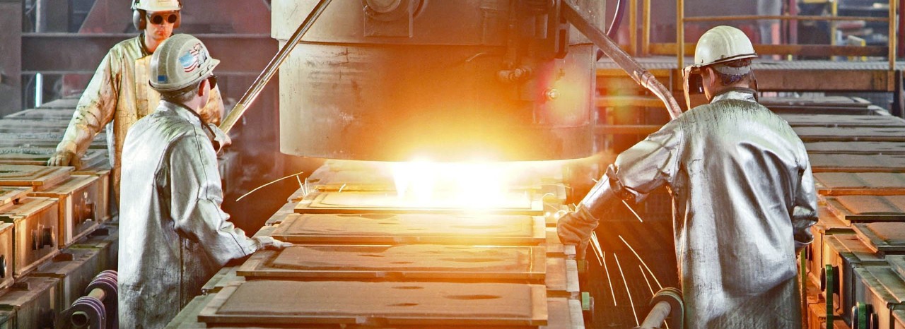 Foundrymen casting steel